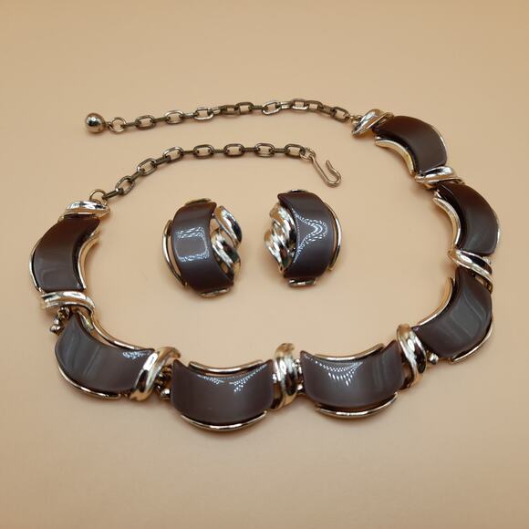 Vintage Brown Lucite Gold Tone Jewelry: Necklace Clip Earrings, 1950s Jewelry - Picture 5 of 10